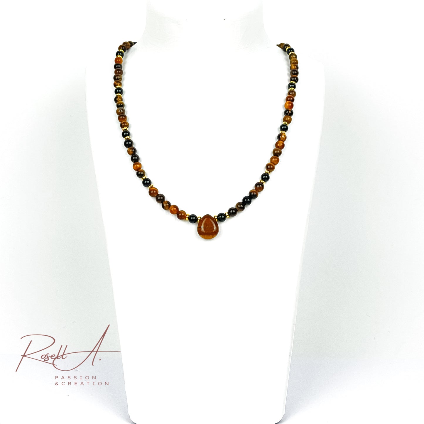 Feiner, vergoldeter Chocker mit kleinen Natursteinperlen und tropfförmiger Anhänger aus Tigerauge. Boho-Chic Touch mit schönem und irisiertem Farbverlauf von gelb bis braun.