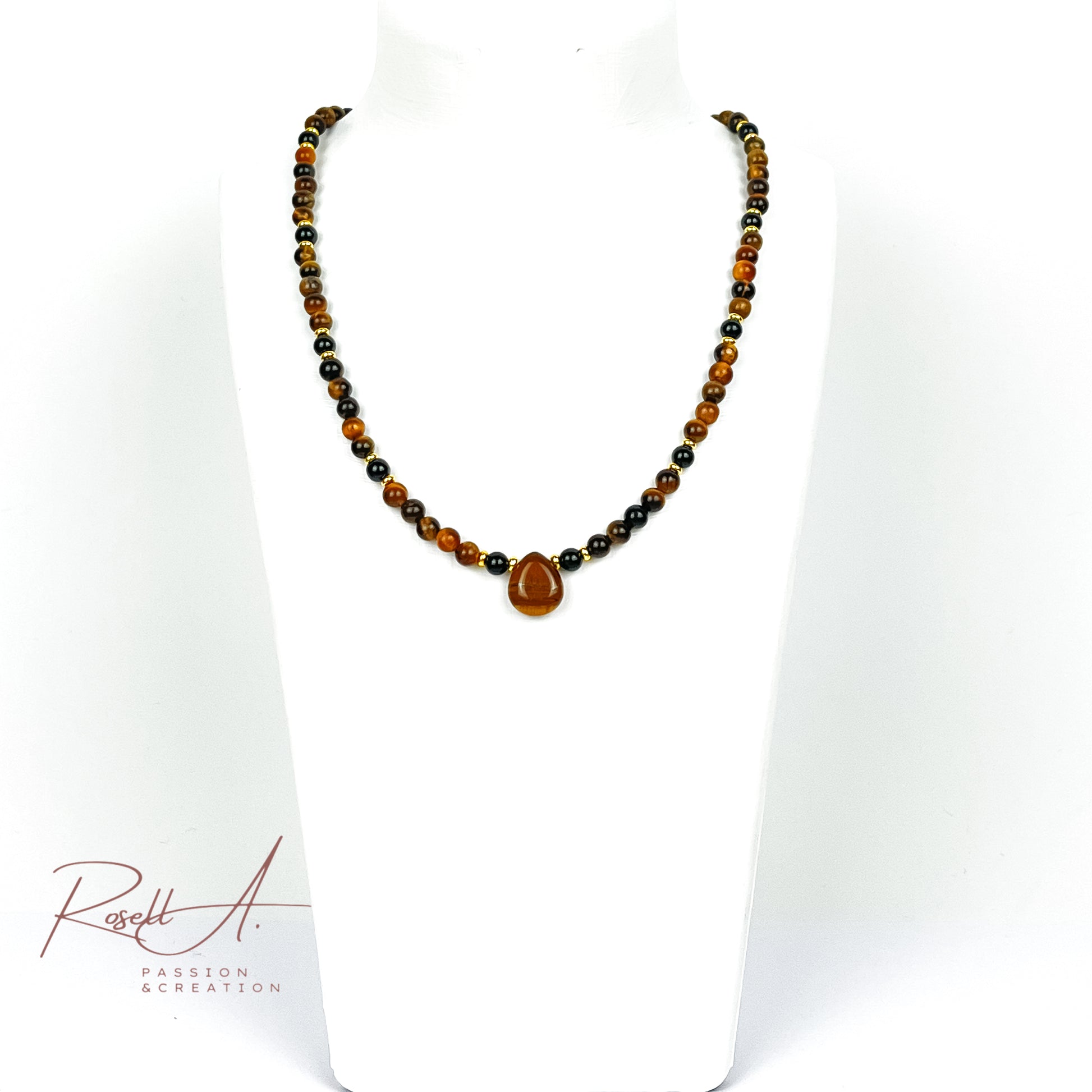 Feiner, vergoldeter Chocker mit kleinen Natursteinperlen und tropfförmiger Anhänger aus Tigerauge. Boho-Chic Touch mit schönem und irisiertem Farbverlauf von gelb bis braun.