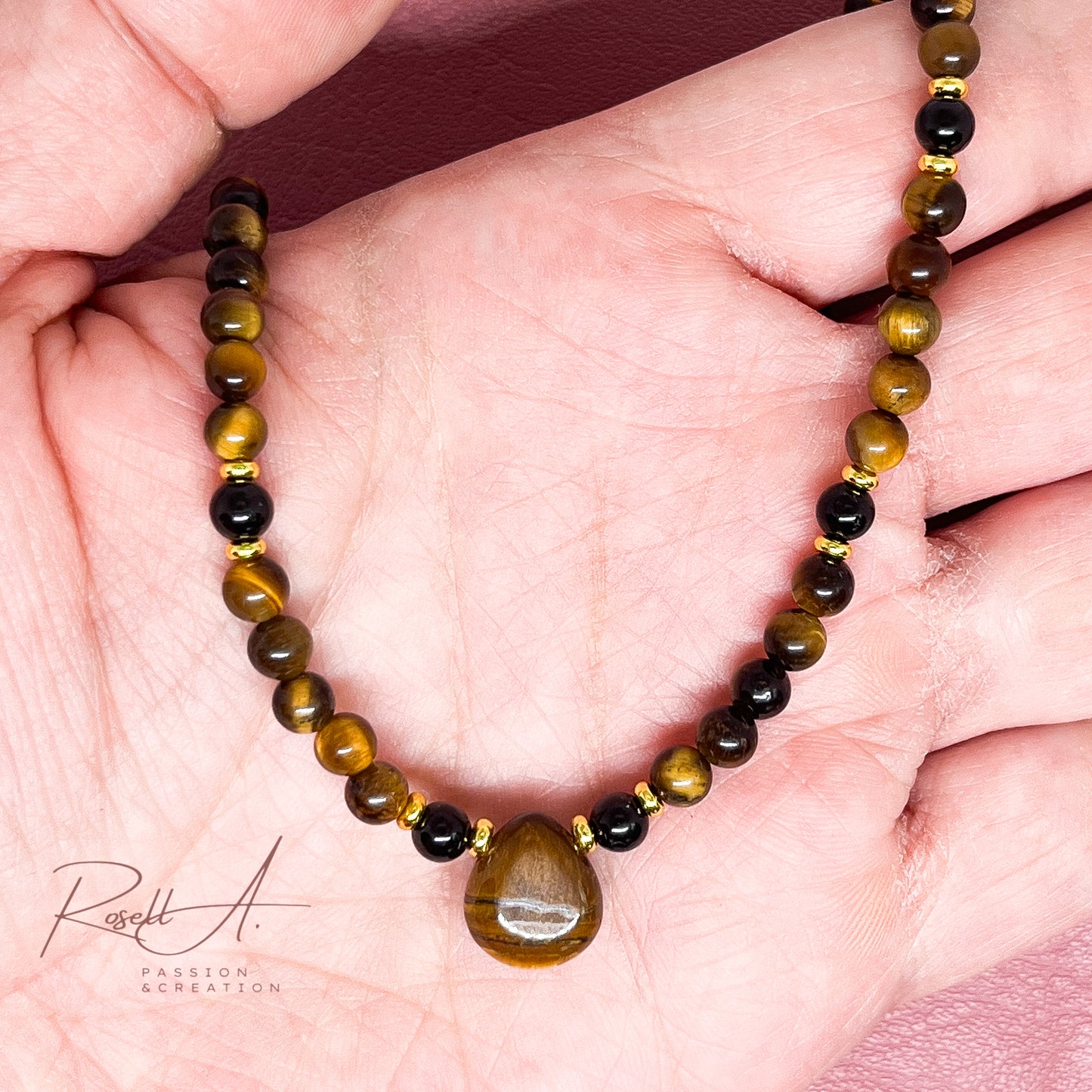 Feiner, vergoldeter Chocker mit kleinen Natursteinperlen und tropfförmiger Anhänger aus Tigerauge. Boho-Chic Touch mit schönem und irisiertem Farbverlauf von gelb bis braun.