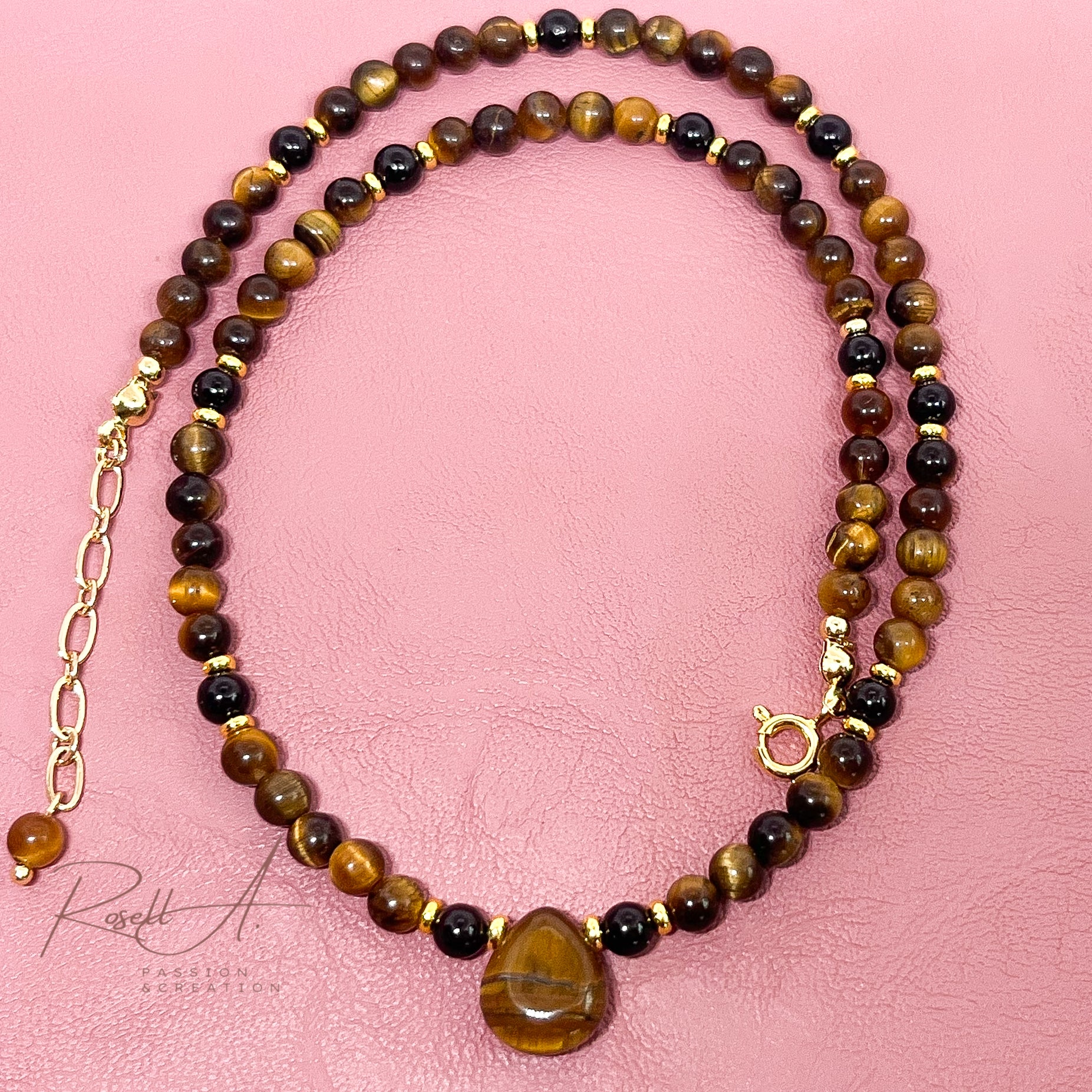 Feiner, vergoldeter Chocker mit kleinen Natursteinperlen und tropfförmiger Anhänger aus Tigerauge. Boho-Chic Touch mit schönem und irisiertem Farbverlauf von gelb bis braun.