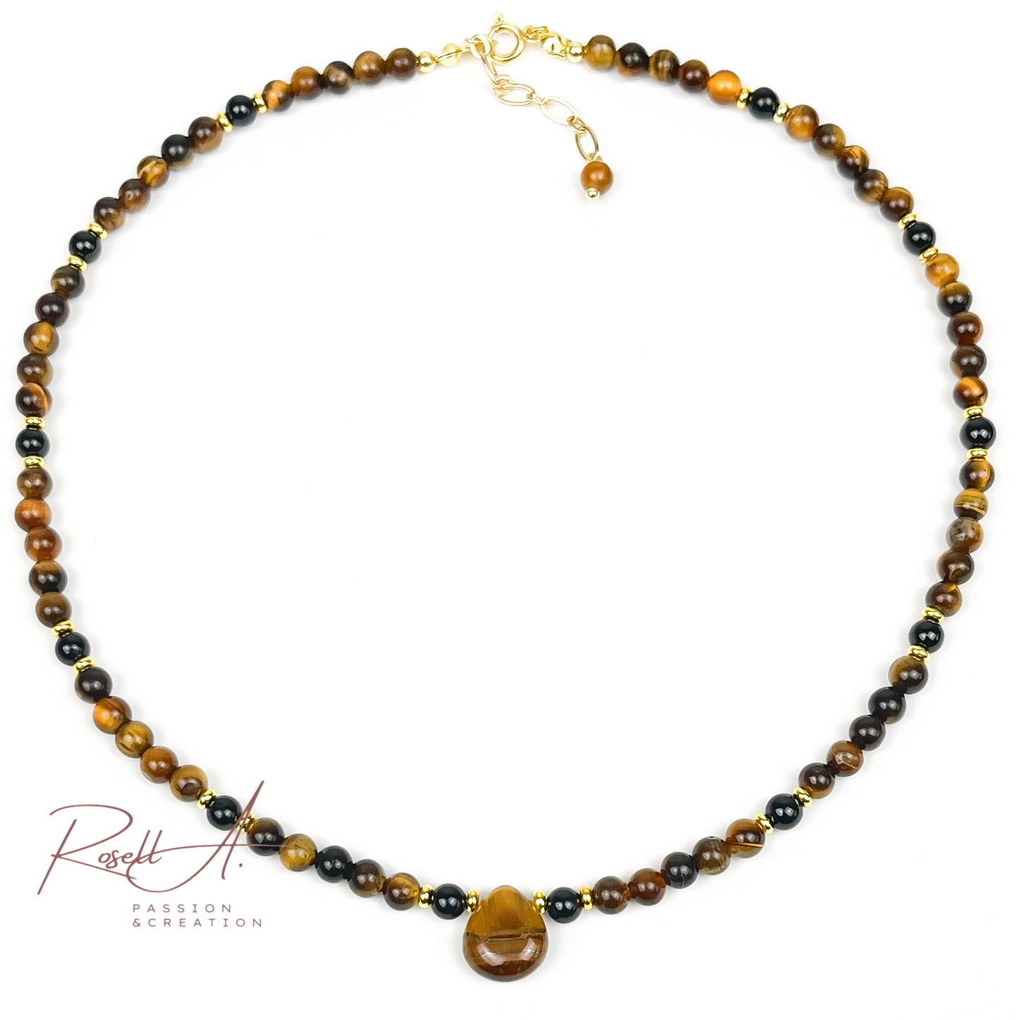 Feiner, vergoldeter Chocker mit kleinen Natursteinperlen und tropfförmiger Anhänger aus Tigerauge. Boho-Chic Touch mit schönem und irisiertem Farbverlauf von gelb bis braun.