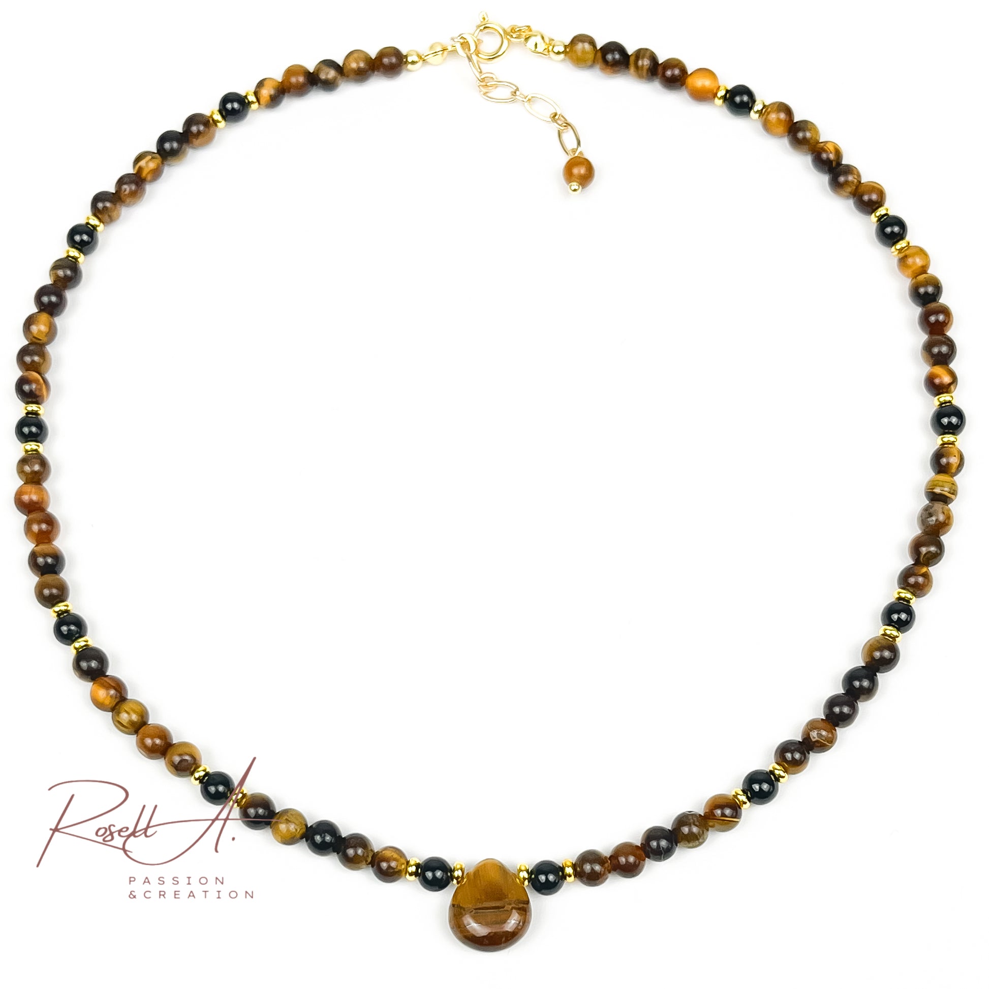 Feiner, vergoldeter Chocker mit kleinen Natursteinperlen und tropfförmiger Anhänger aus Tigerauge. Boho-Chic Touch mit schönem und irisiertem Farbverlauf von gelb bis braun.