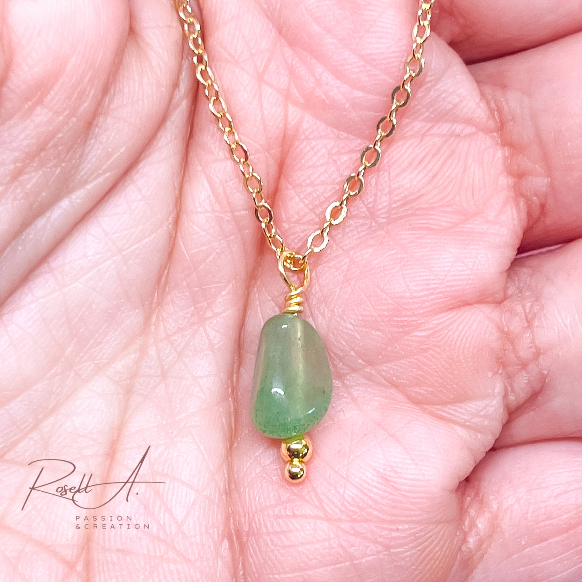 Feine, vergoldete Ankerkette mit kleinem Anhänger aus Natursteinperlen Aventurin von höchster Qualität. Eleganter und minimalistischer Chocker für Frauen mit Boho-Chic Touch.