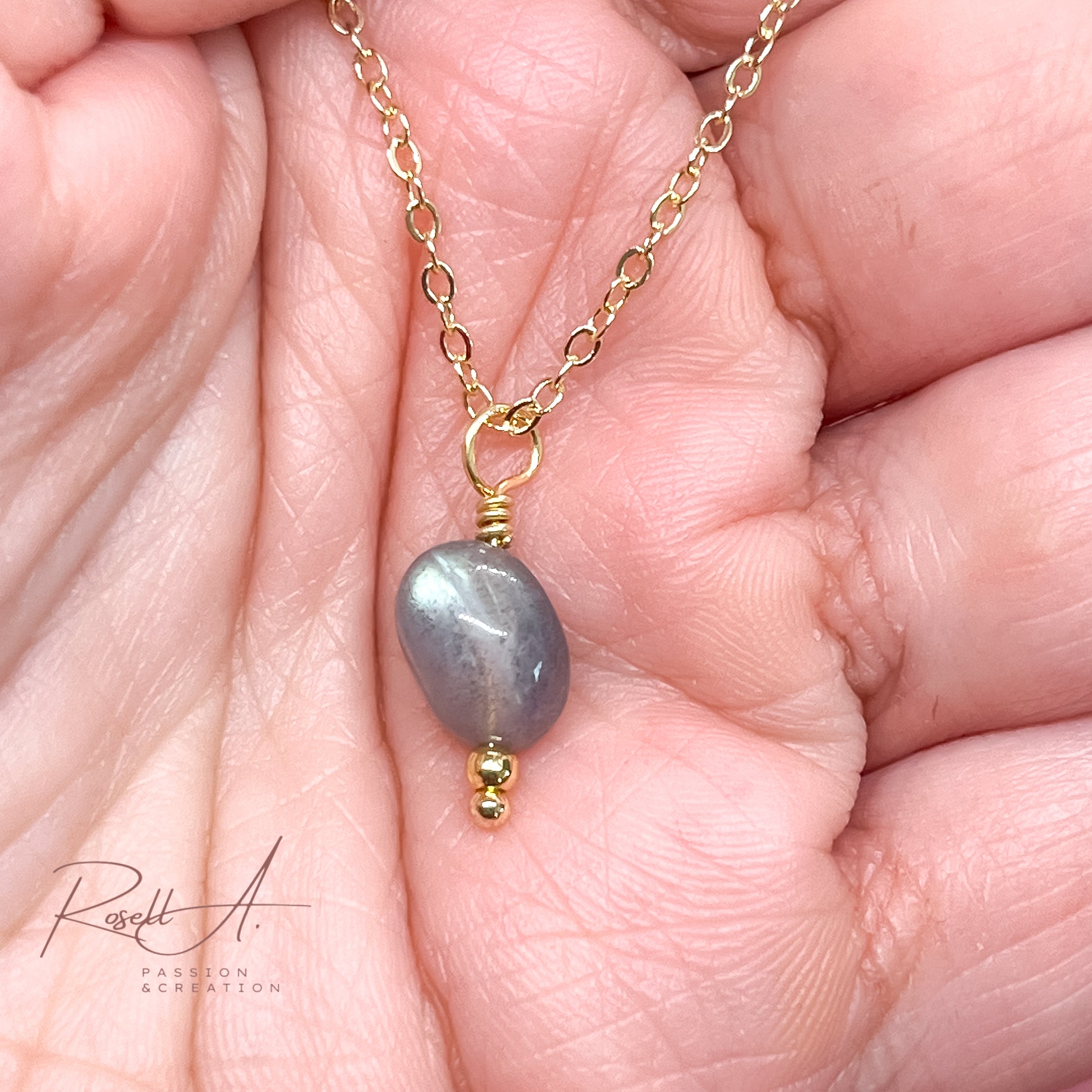 Feine, vergoldete Ankerkette mit kleinem Anhänger aus Natursteinperlen Labradorit von höchster Qualität. Eleganter und minimalistischer Chocker für Frauen mit Boho-Chic Touch.