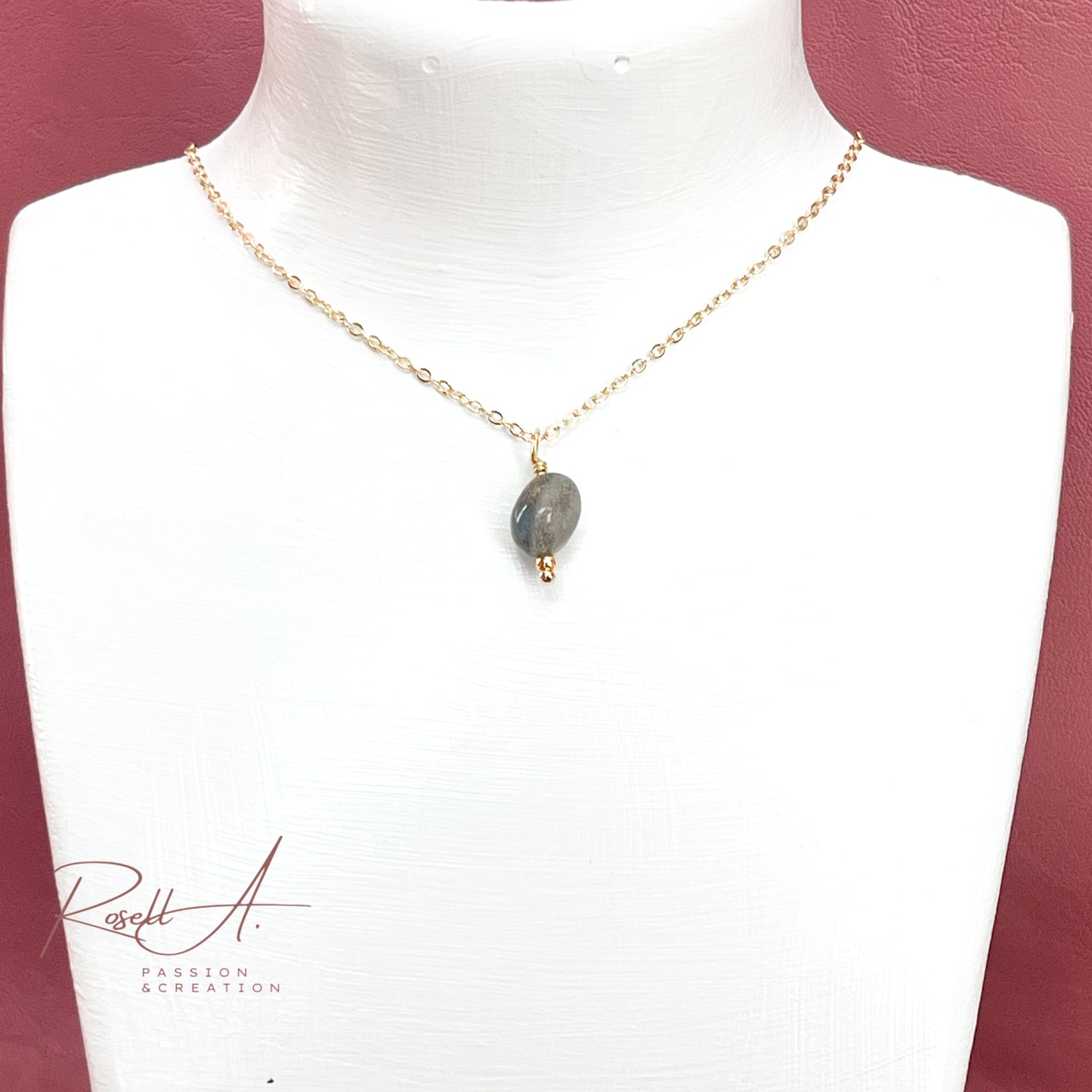 Feine, vergoldete Ankerkette mit kleinem Anhänger aus Natursteinperlen Labradorit von höchster Qualität. Eleganter und minimalistischer Chocker für Frauen mit Boho-Chic Touch.