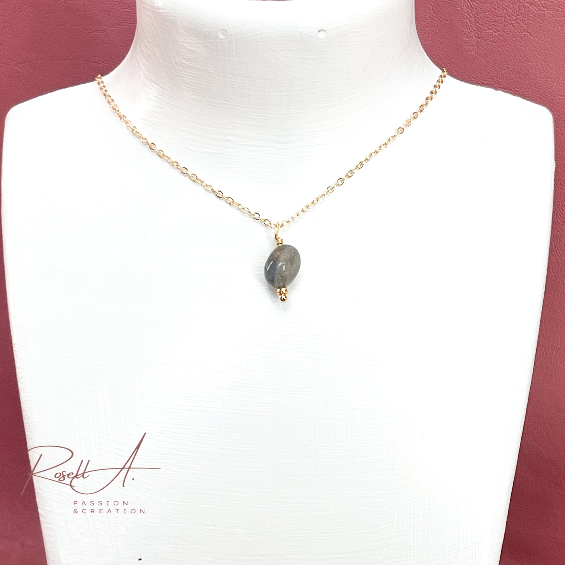 Feine, vergoldete Ankerkette mit kleinem Anhänger aus Natursteinperlen Labradorit von höchster Qualität. Eleganter und minimalistischer Chocker für Frauen mit Boho-Chic Touch.