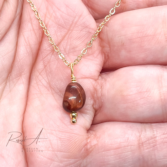 Feine, vergoldete Ankerkette mit kleinem Anhänger aus schillernden Natursteinperlen Stierauge, von höchster Qualität. Eleganter und minimalistischer Chocker für Frauen mit Boho-Chic Touch.