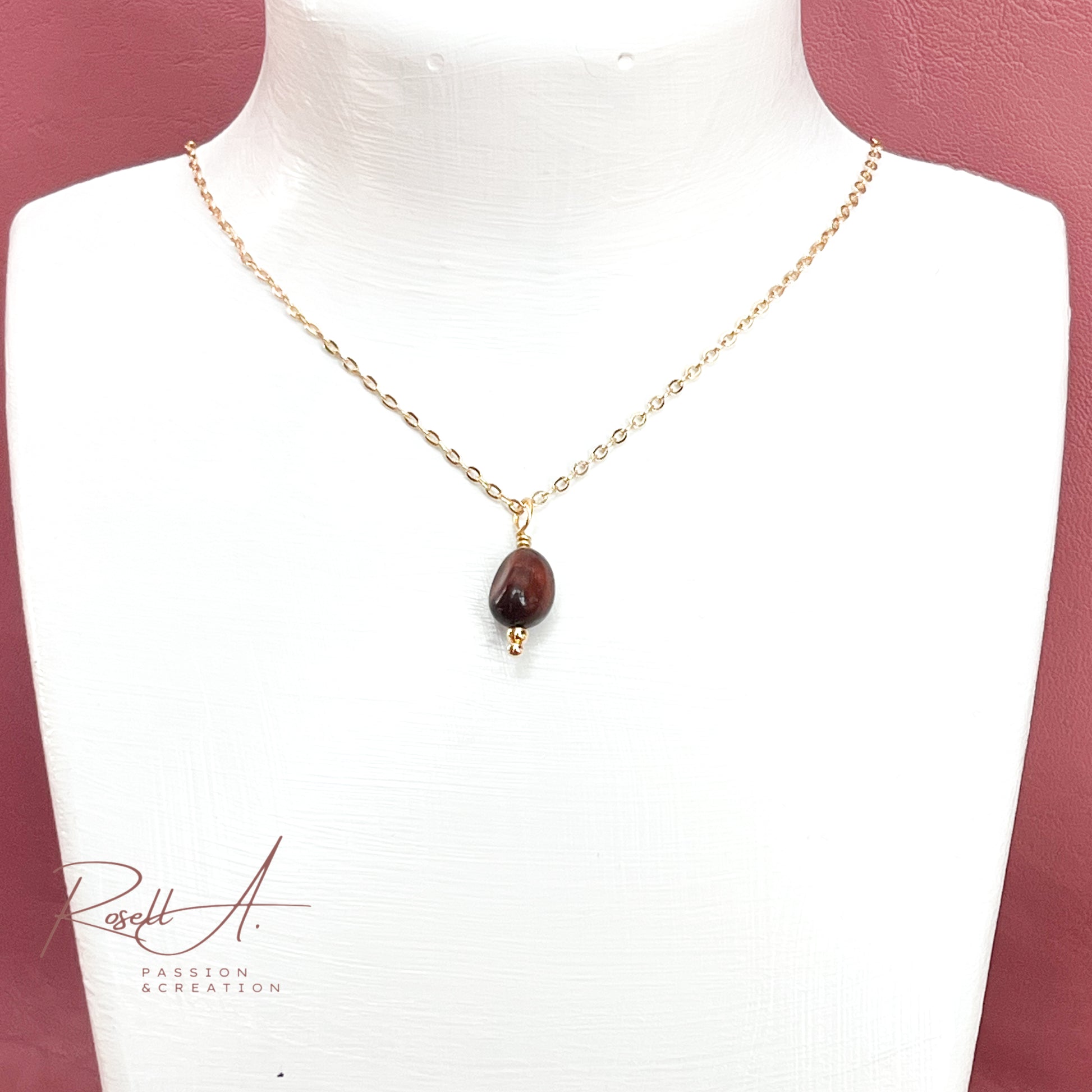 Feine, vergoldete Ankerkette mit kleinem Anhänger aus schillernden Natursteinperlen Stierauge, von höchster Qualität. Eleganter und minimalistischer Chocker für Frauen mit Boho-Chic Touch.