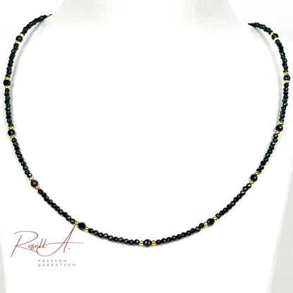 Feiner, 18k vergoldeter Chocker mit facettierten Natursteinperlen aus schwarzem Turmalin, von höchster Qualität. Boho-Chic und orientalischer Touch mit glänzenden Perlen.