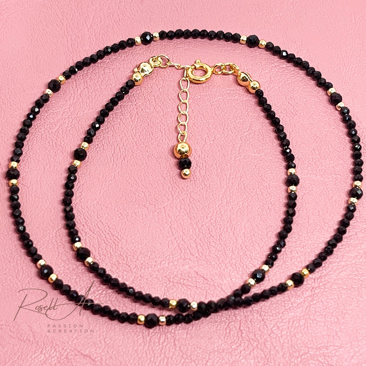 Feiner, 18k vergoldeter Chocker mit facettierten Natursteinperlen aus schwarzem Turmalin, von höchster Qualität. Boho-Chic und orientalischer Touch mit glänzenden Perlen.