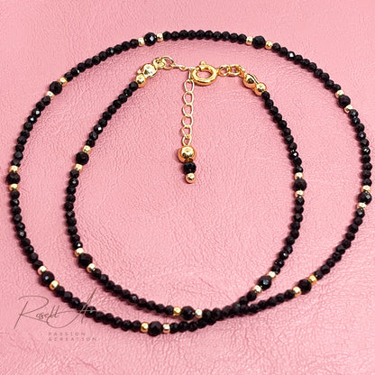 Feiner, 18k vergoldeter Chocker mit facettierten Natursteinperlen aus schwarzem Turmalin, von höchster Qualität. Boho-Chic und orientalischer Touch mit glänzenden Perlen.