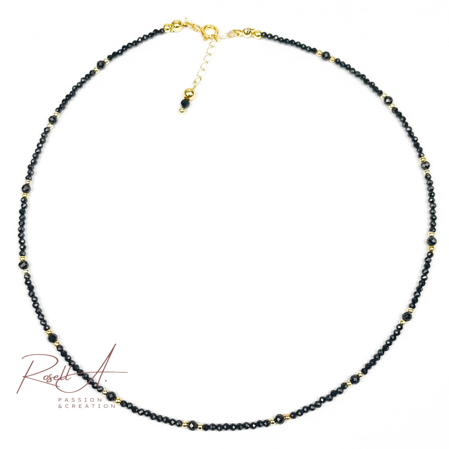 Feiner, 18k vergoldeter Chocker mit facettierten Natursteinperlen aus schwarzem Turmalin, von höchster Qualität. Boho-Chic und orientalischer Touch mit glänzenden Perlen.