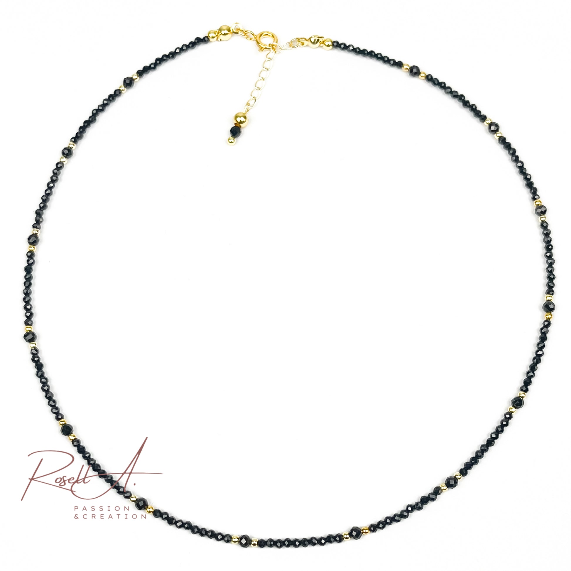 Feiner, 18k vergoldeter Chocker mit facettierten Natursteinperlen aus schwarzem Turmalin, von höchster Qualität. Boho-Chic und orientalischer Touch mit glänzenden Perlen.