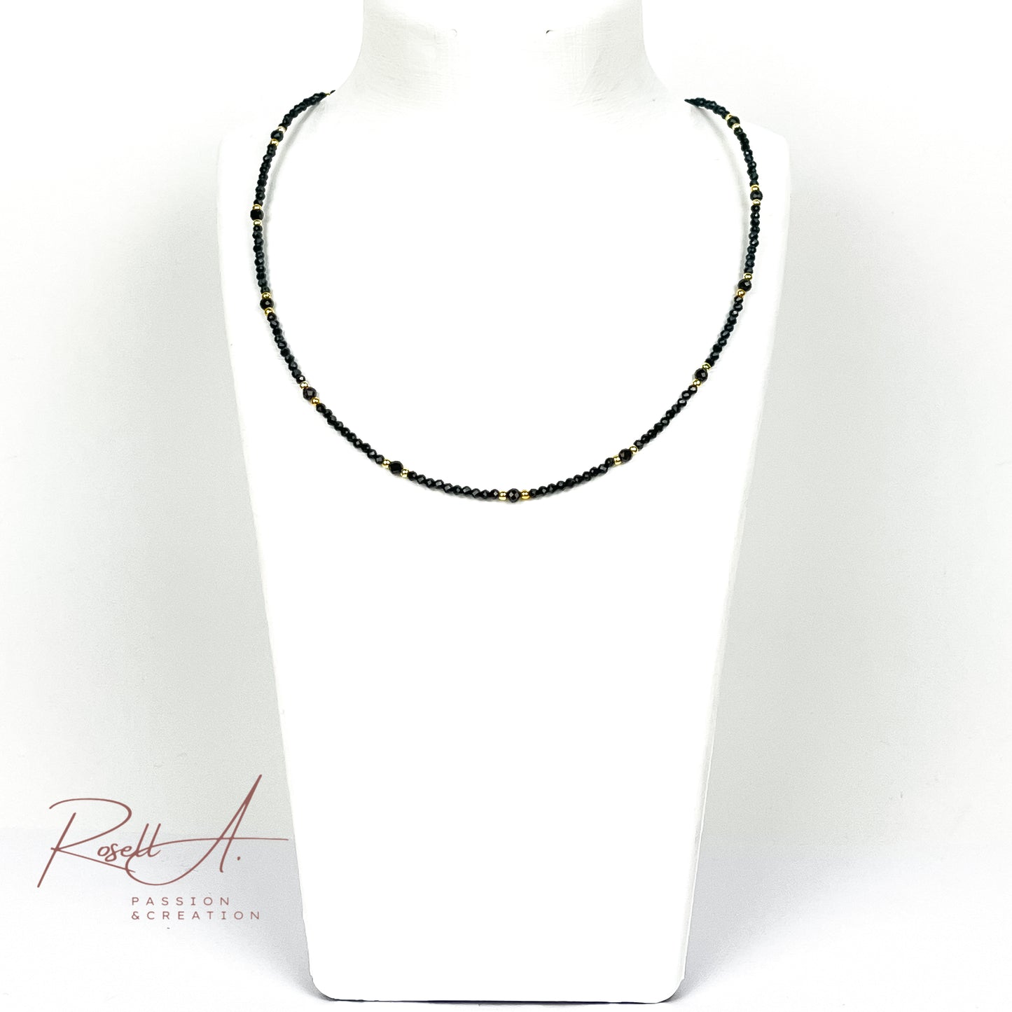 Feiner, 18k vergoldeter Chocker mit facettierten Natursteinperlen aus schwarzem Turmalin, von höchster Qualität. Boho-Chic und orientalischer Touch mit glänzenden Perlen.