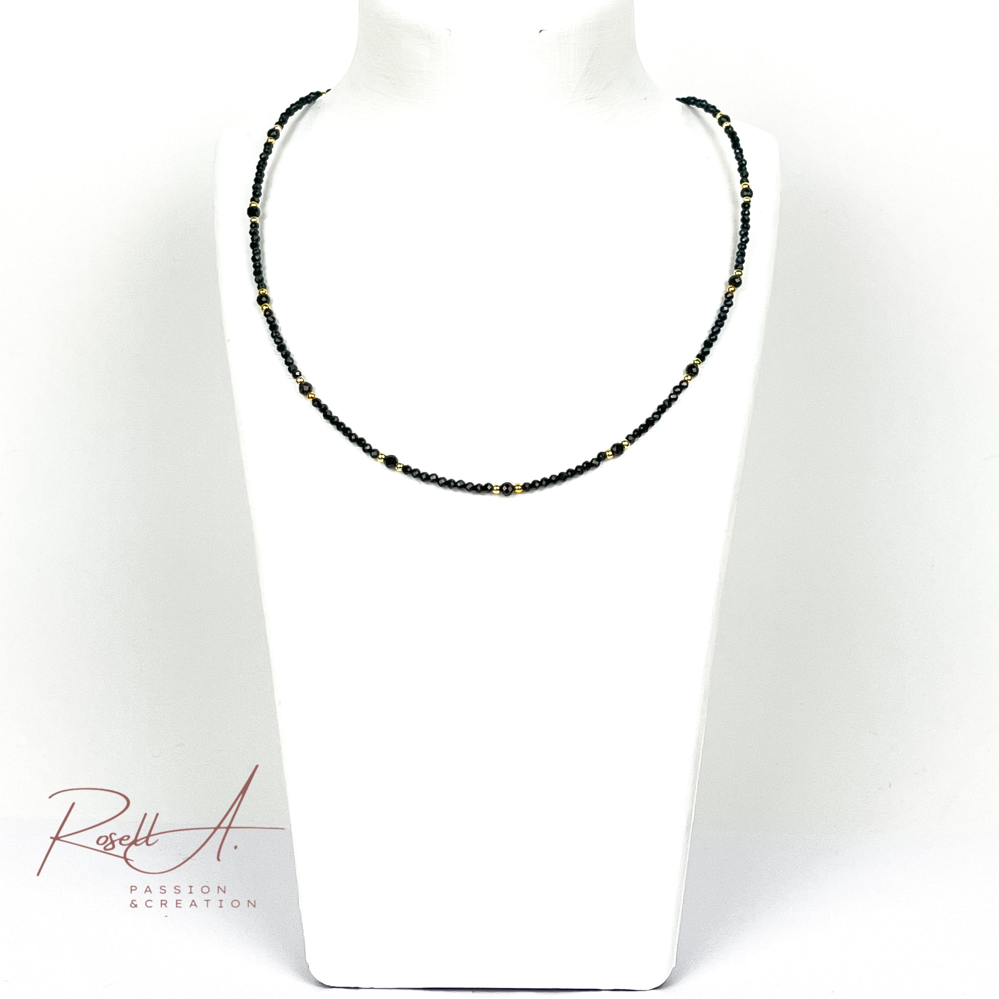 Feiner, 18k vergoldeter Chocker mit facettierten Natursteinperlen aus schwarzem Turmalin, von höchster Qualität. Boho-Chic und orientalischer Touch mit glänzenden Perlen.