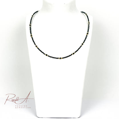 Feiner, 18k vergoldeter Chocker mit facettierten Natursteinperlen aus schwarzem Turmalin, von höchster Qualität. Boho-Chic und orientalischer Touch mit glänzenden Perlen.