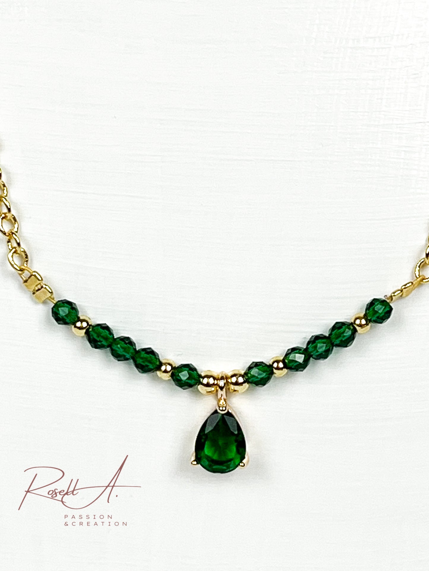 Elegante vergoldete und feine Ankerkette mit glänzenden Elementen aus Glaskristall und Zirkon.