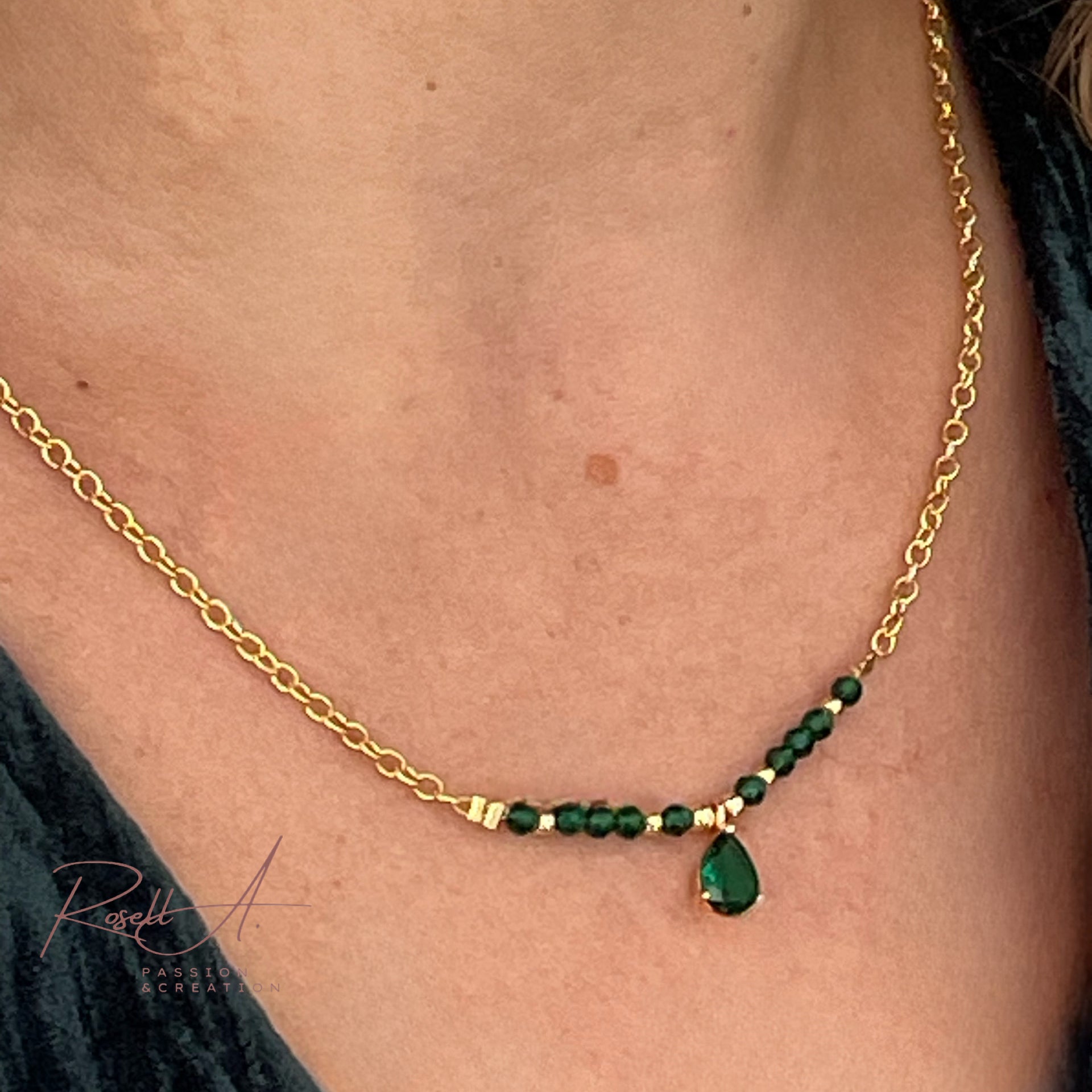 Elegante vergoldete und feine Ankerkette mit glänzenden Elementen aus Glaskristall und Zirkon.