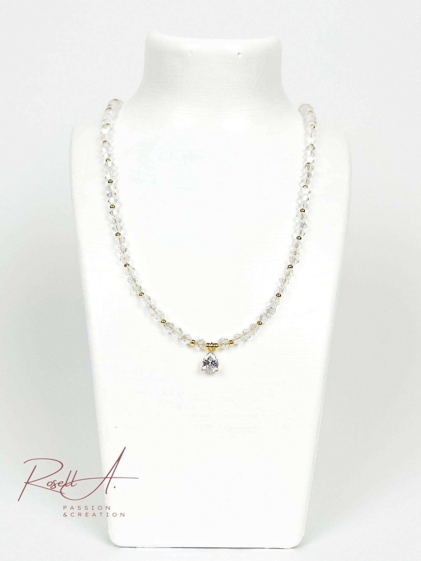 Elegante vergoldete und feine Kette mit glänzenden Elementen aus weißer Glaskristall und Zirkon.