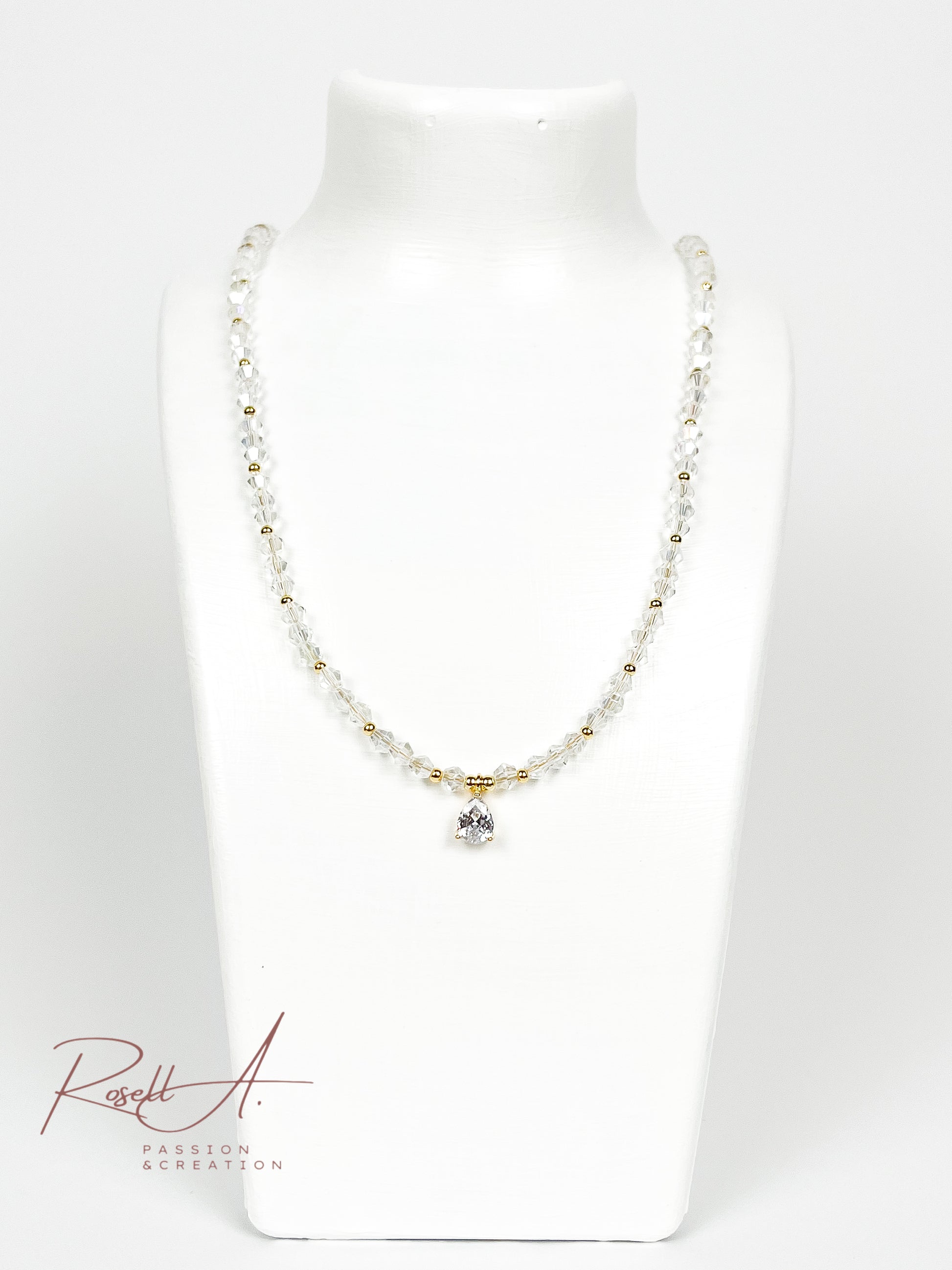 Elegante vergoldete und feine Kette mit glänzenden Elementen aus weißer Glaskristall und Zirkon.