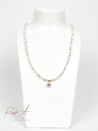Elegante vergoldete und feine Kette mit glänzenden Elementen aus weißer Glaskristall und Zirkon.