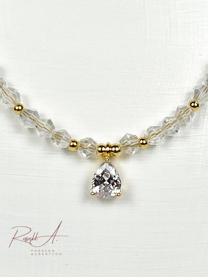 Elegante vergoldete und feine Kette mit glänzenden Elementen aus weißer Glaskristall und Zirkon.