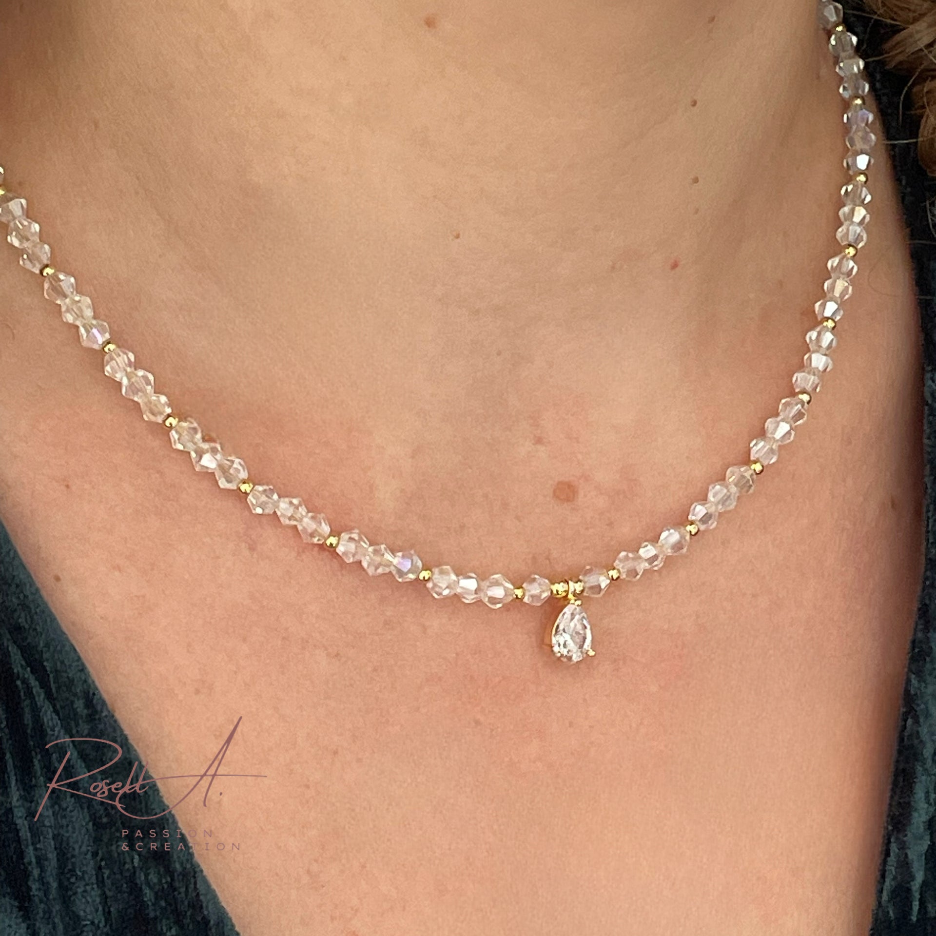 Elegante vergoldete und feine Kette mit glänzenden Elementen aus weißer Glaskristall und Zirkon.
