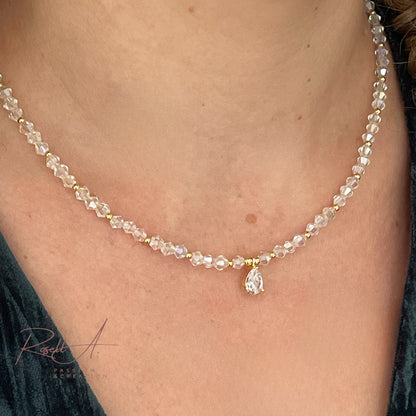 Elegante vergoldete und feine Kette mit glänzenden Elementen aus weißer Glaskristall und Zirkon.