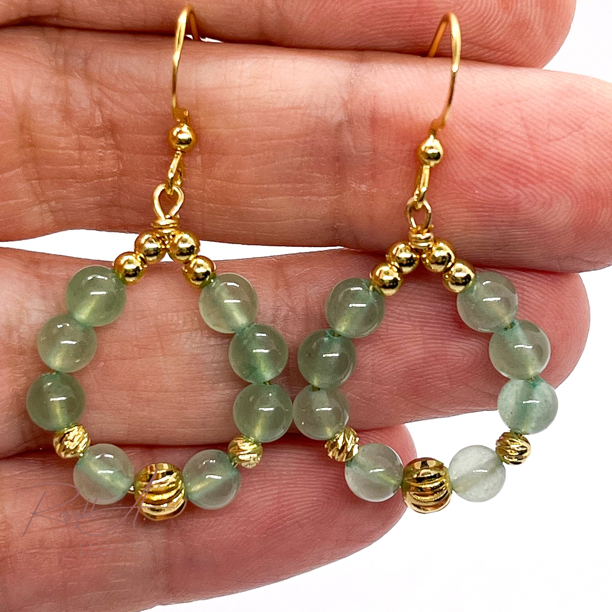 Handgefertigte, vergoldete Pendel Ohrringe mit Natursteinperlen aus grüner Aventurin. Boho-Chic und orientalischer Touch mit diskretem grünen Farbverlauf. Elegante Ohrringe für Frauen.