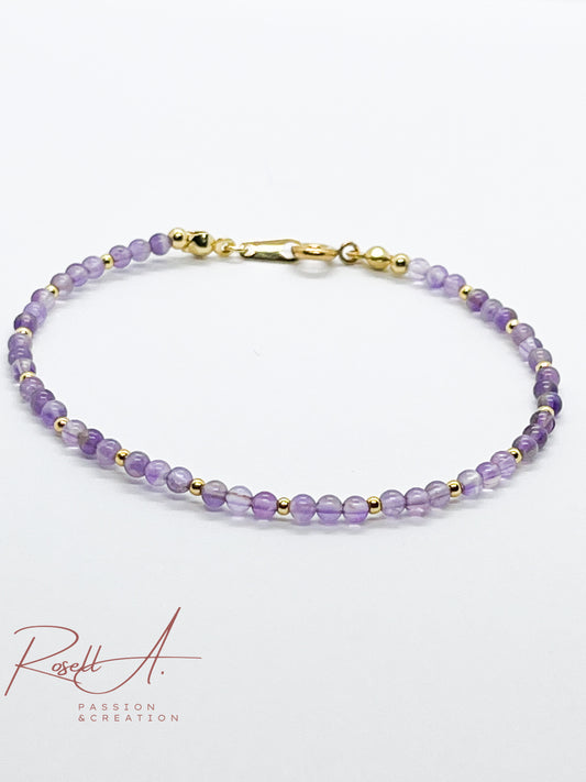 Schrägansicht des vergoldeten Armbands mit glatten Amethystperlen in zartem Violett