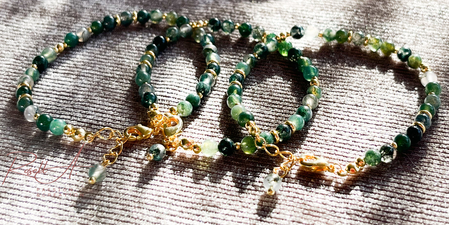 Nahaufnahme des Moosachat-Armbands bei Tageslicht auf silbernem Veloursstoff