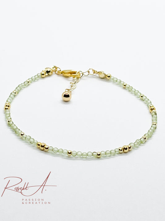 Schrägansicht des filigranen Armbands mit Peridotperlen auf weißem Hintergrund